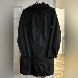 Eddie Bauer Girl-on-on-Go Raincoat. Black, size Medium, Like New